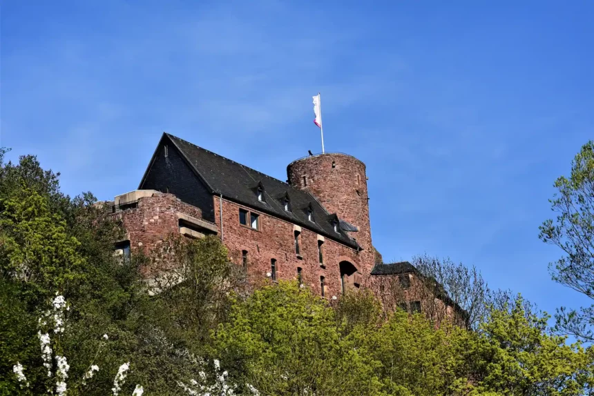 Burg Hengebach in Heimbach-Titelbild-ballesworld