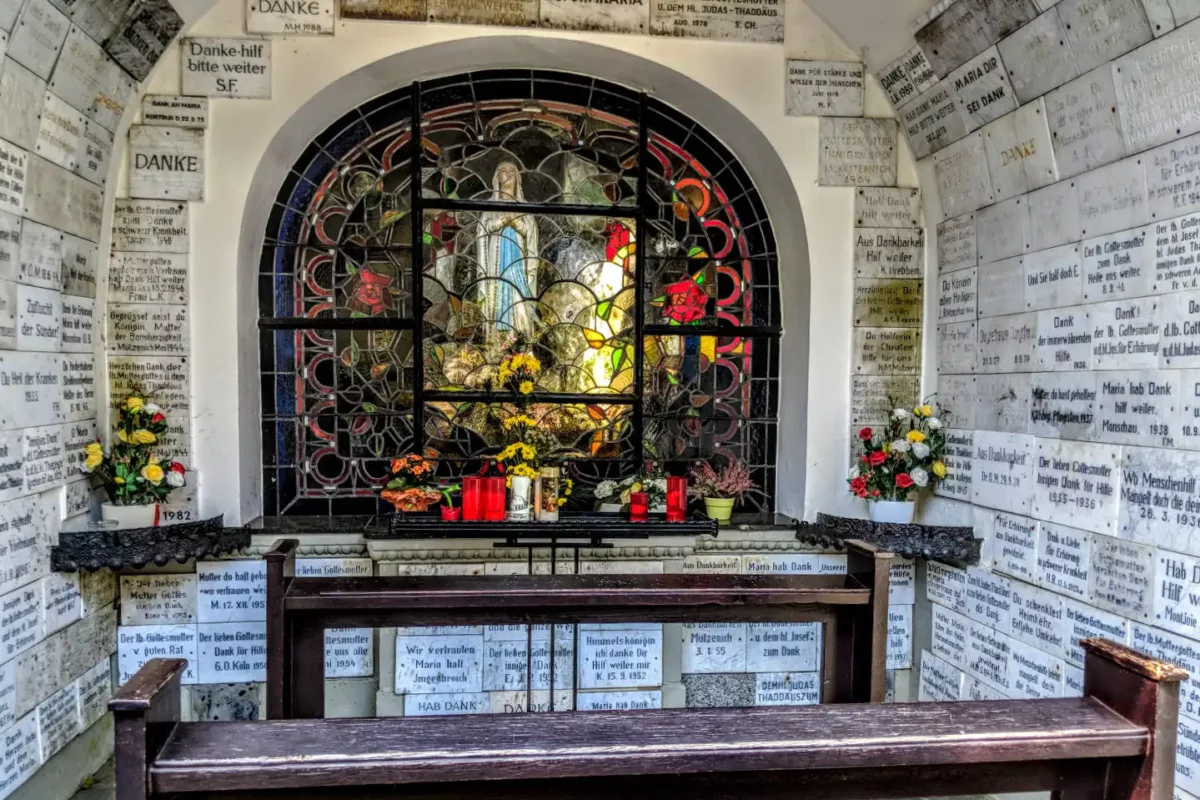 Burg Monschau-Kirche-ballesworld