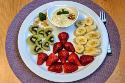 Frischer Fruchtsalat mit Dip Snack