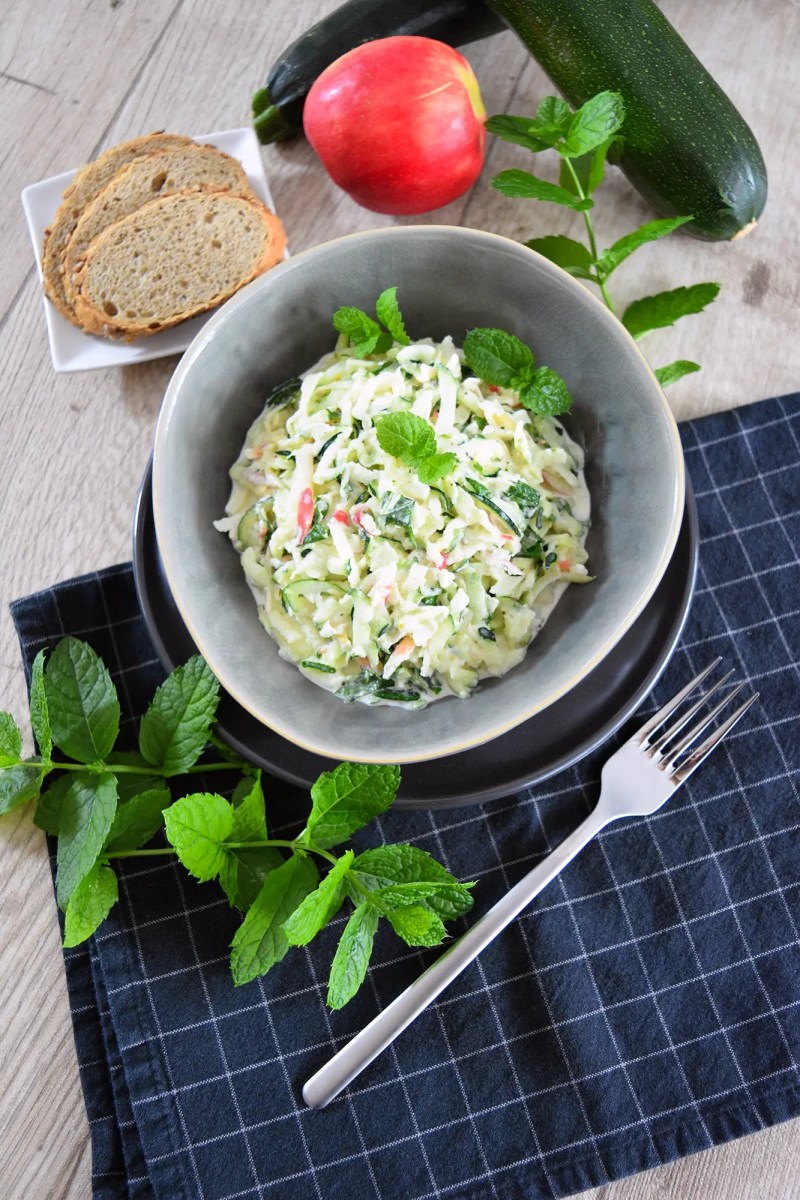 Geschmackvoller Zucchini Gemüse Salat mit Minze Rezept