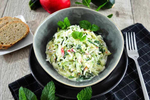 Geschmackvoller Zucchinisalat-Servieren-ballesworld