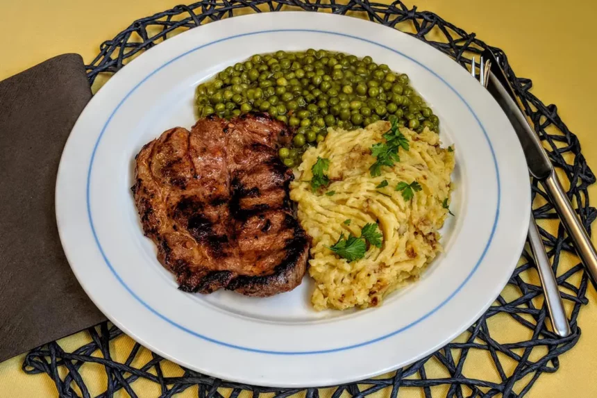 Schweinenackensteak mit Erbsen an Kartoffelstampf Rezept