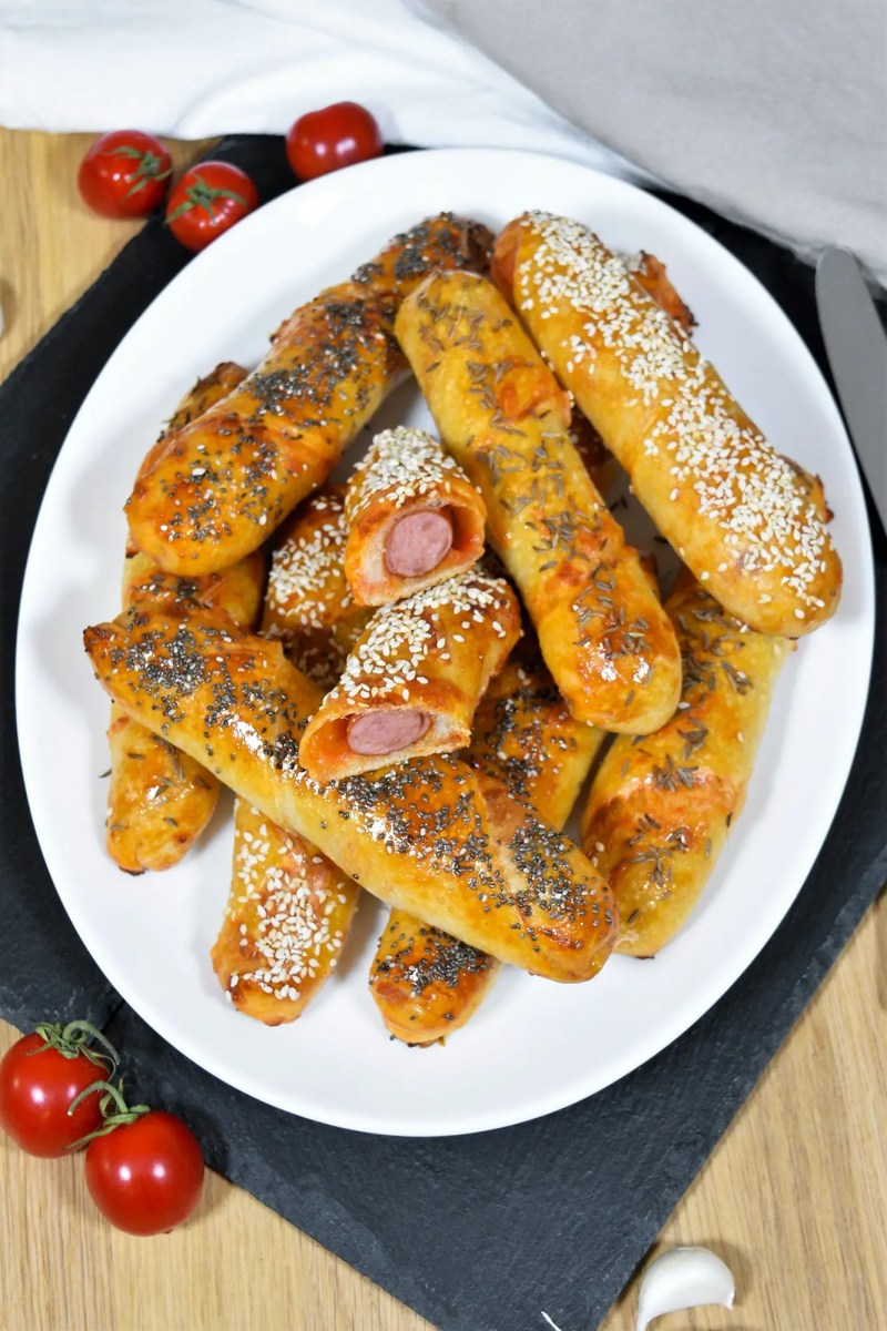 Würstchen im Pizzateig traditionelles Rezept auf mazedonische Art