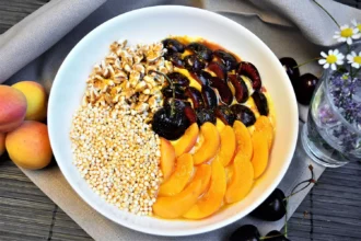 Energie Frühstücks-Bowl mit Weizen, Quinoa, Aprikosen und Kirschen Rezept