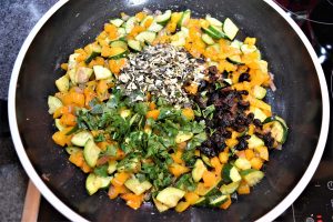 Chamäleon Kürbis gefüllt mit Quinoa