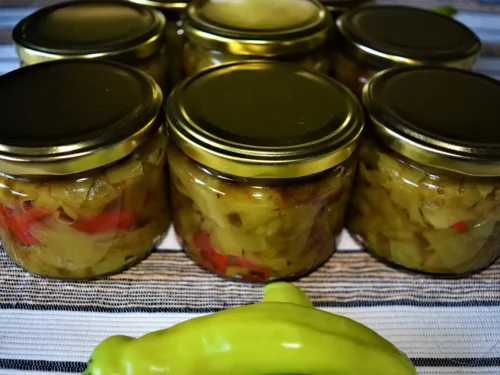 Eingelegte gebackene Paprika im Glas Vorratshaltung