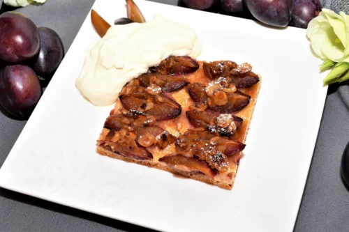 Hefeteig Blechkuchen mit Zwetschgen-Anrichten-ballesworld