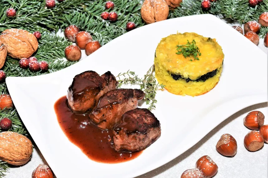 Rehmadaillons mit Kartoffel Spinat Türmchen Weihnachtsrezept