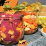 Gesunder Obstsalat mit lila Dressing Nachtisch