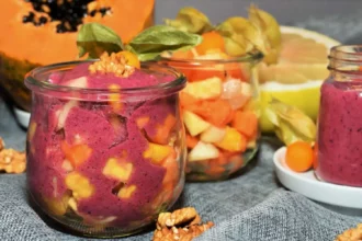 Gesunder Obstsalat mit lila Dressing Nachtisch