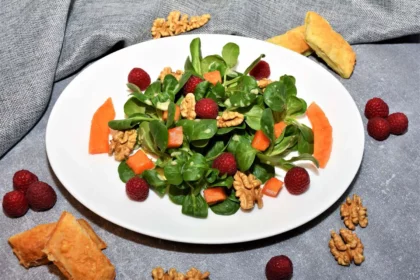 Feldsalat mit Himbeeren, Papaya und Walnuss Dressing Rezept