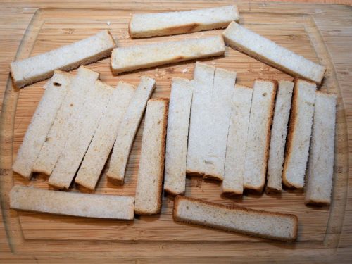 Toastbrot in Streifen schneiden