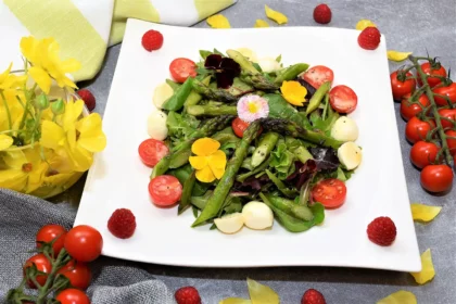 Grüner Spargel auf Mix Salat mit Pistazienöl Dressing Rezept