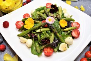 Grüner Spargel Salat mit Pistazienöl Dressing Rezept
