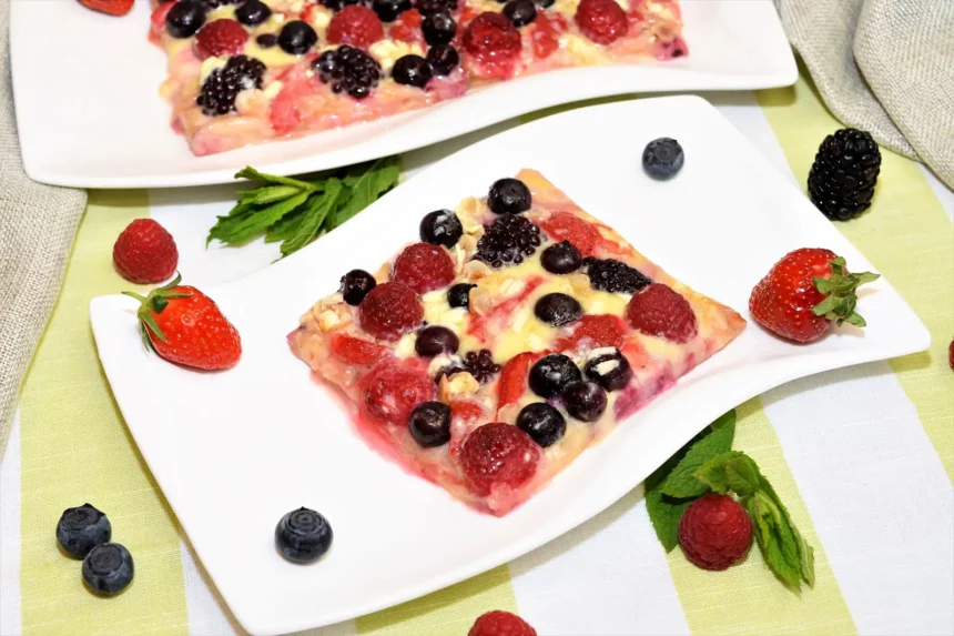 Beeren Pizza mit weißer Schokolade Dessert Rezept