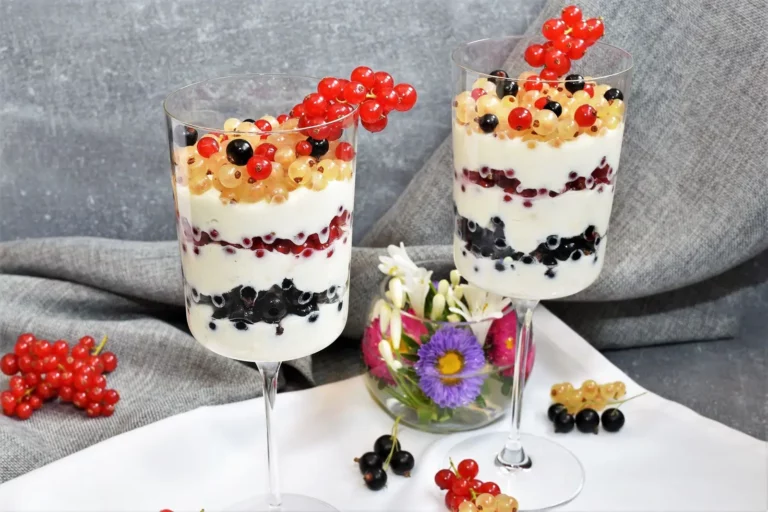 Johannisbeeren Trio Dessert im Glas Rezept