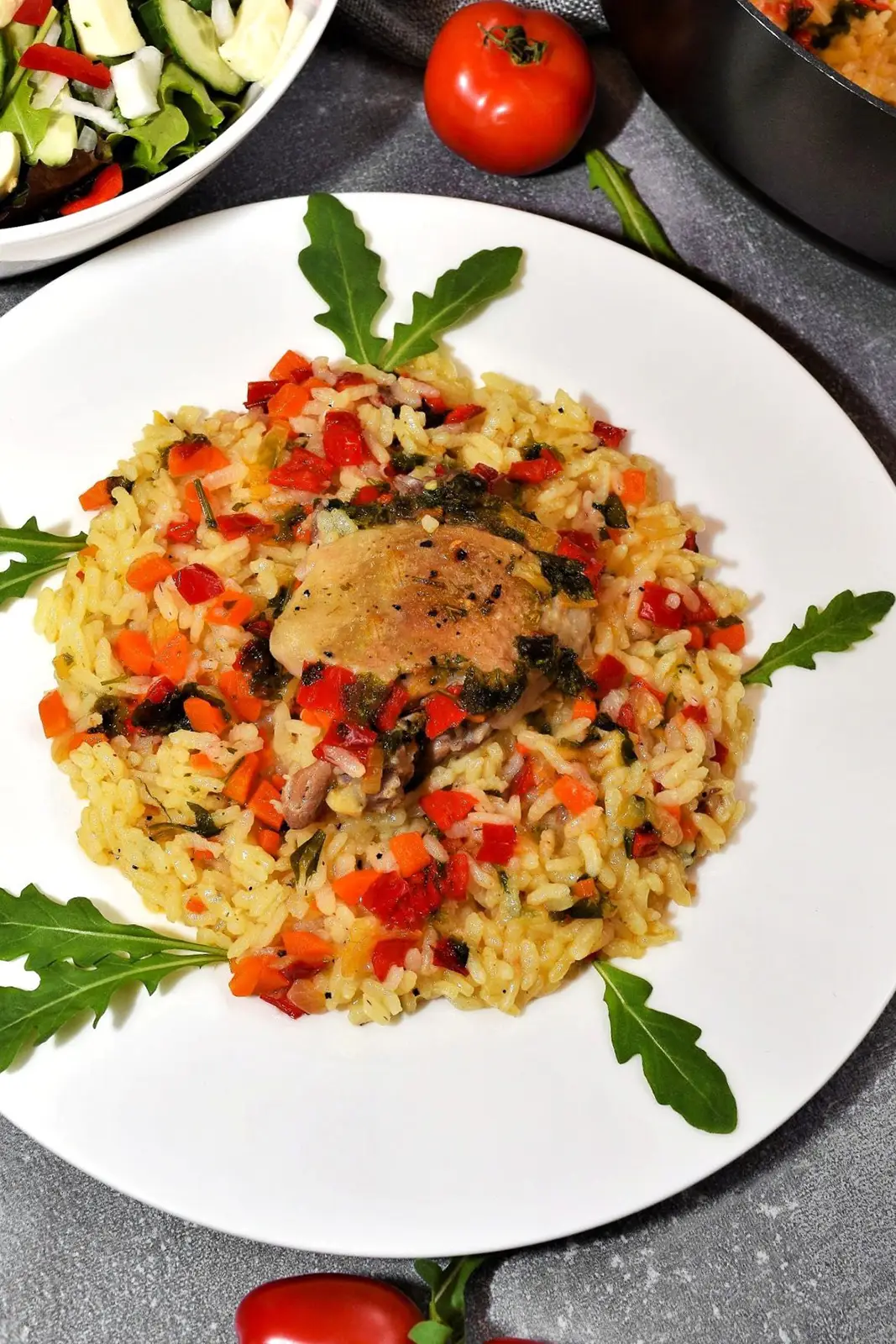 Reis mit Hähnchenschenkel aus dem Ofen-Nationalgericht-ballesworld