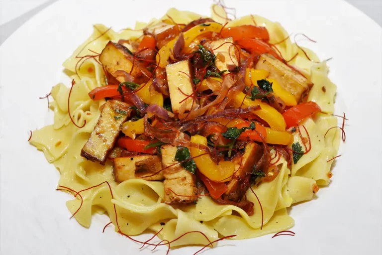 Mediterraner Gemüse Tofu-Anrichten-ballesworld