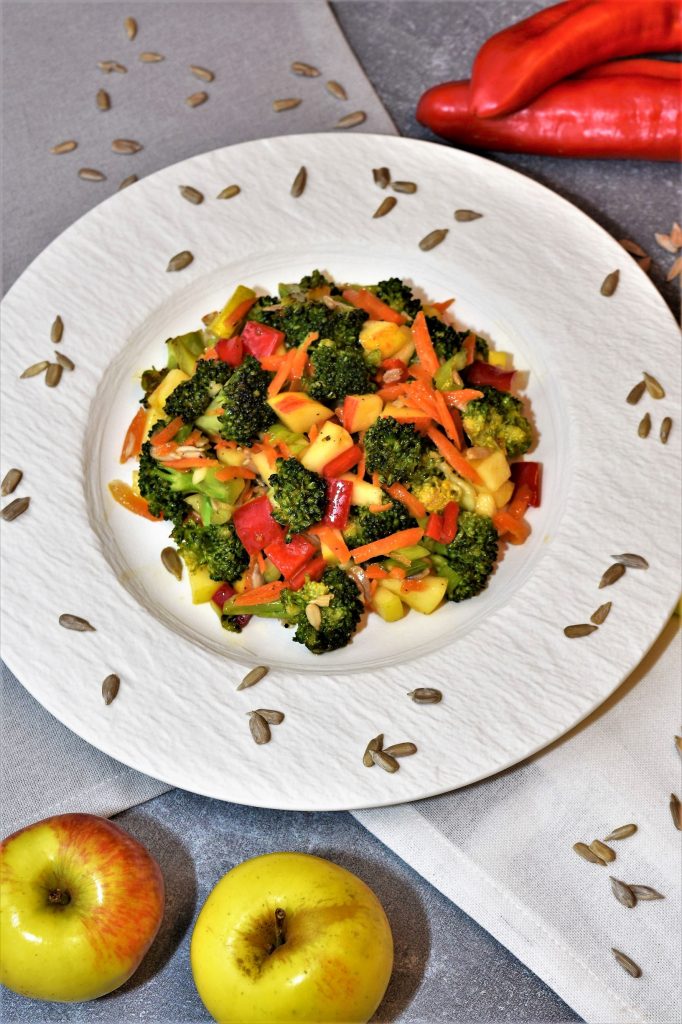 Brokkoli Salat mit gerösteten Brokkoli, so lecker kann gesund sein.