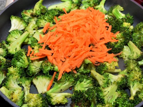 Brokkoli Salat mit gerösteten Brokkoli, so lecker kann gesund sein.