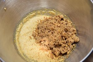 Maronen Muffins Zubereitung Schritt 6 - Maronen zugeben und vermischen