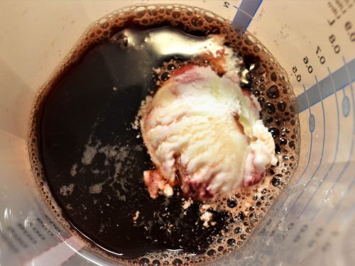 Eiskaffee mit Kirschlikör BallesWorld mazedonische Rezepte