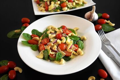 Farfalle-Spinat-Salat mit Cashewkernen Rezept