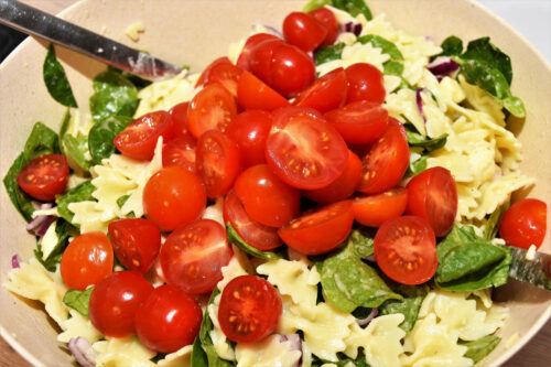 Farfalle-Spinat-Salat mit Cashewkernen