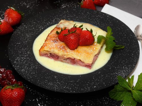 Schichtkuchen mit Joghurt-Erdbeeren Anrichten
