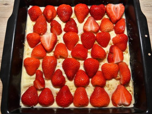 Schichtkuchen mit Joghurt-Erdbeeren