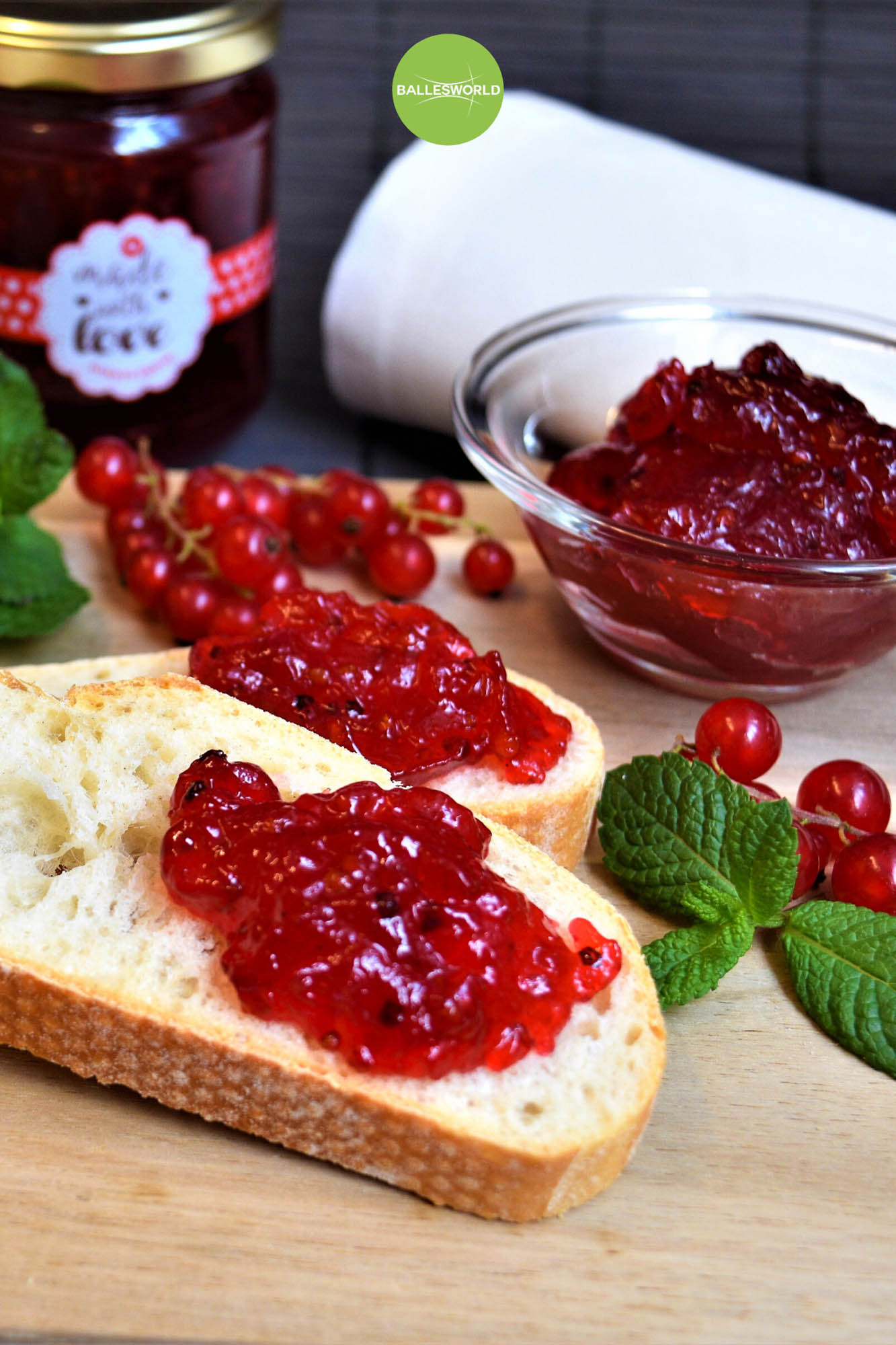 Rote Johannisbeermarmelade mit Schuss