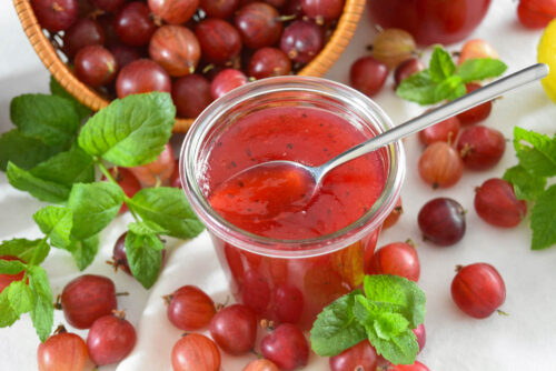 Stachelbeermarmelade mit Amaretto-Anrichten