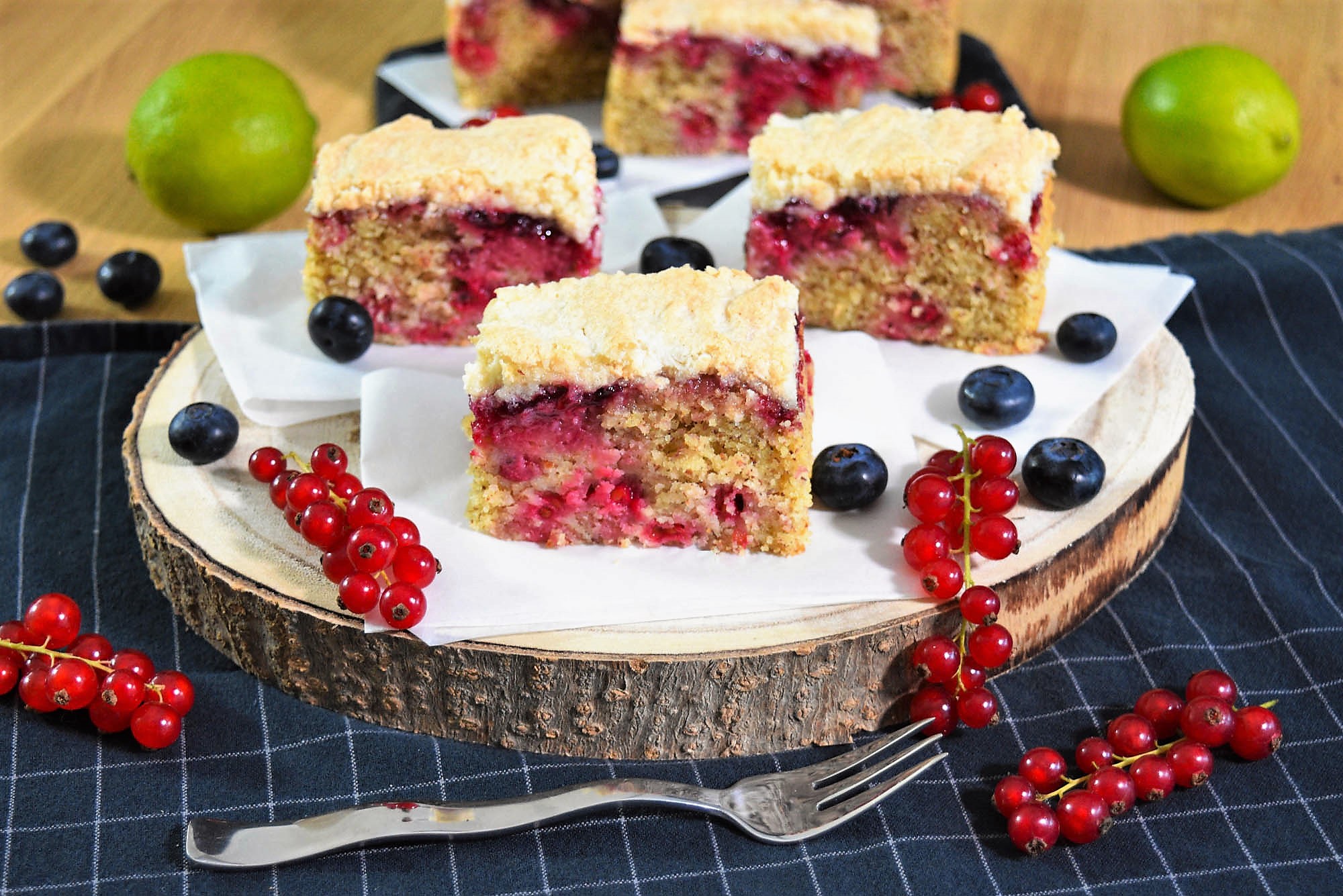 Mandel-Grieß Kuchen mit Johannisbeeren - BallesWorld
