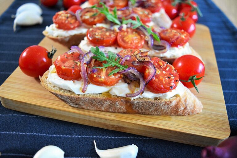 Baguette mit Frischkäse, Zwiebeln und Tomaten