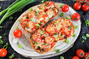 Vegetarische Pizzabrötchen mit frischem Gemüse