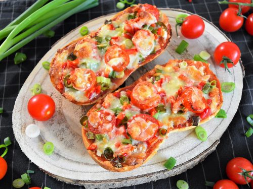 Vegetarische Pizzabrötchen mit frischem Gemüse
