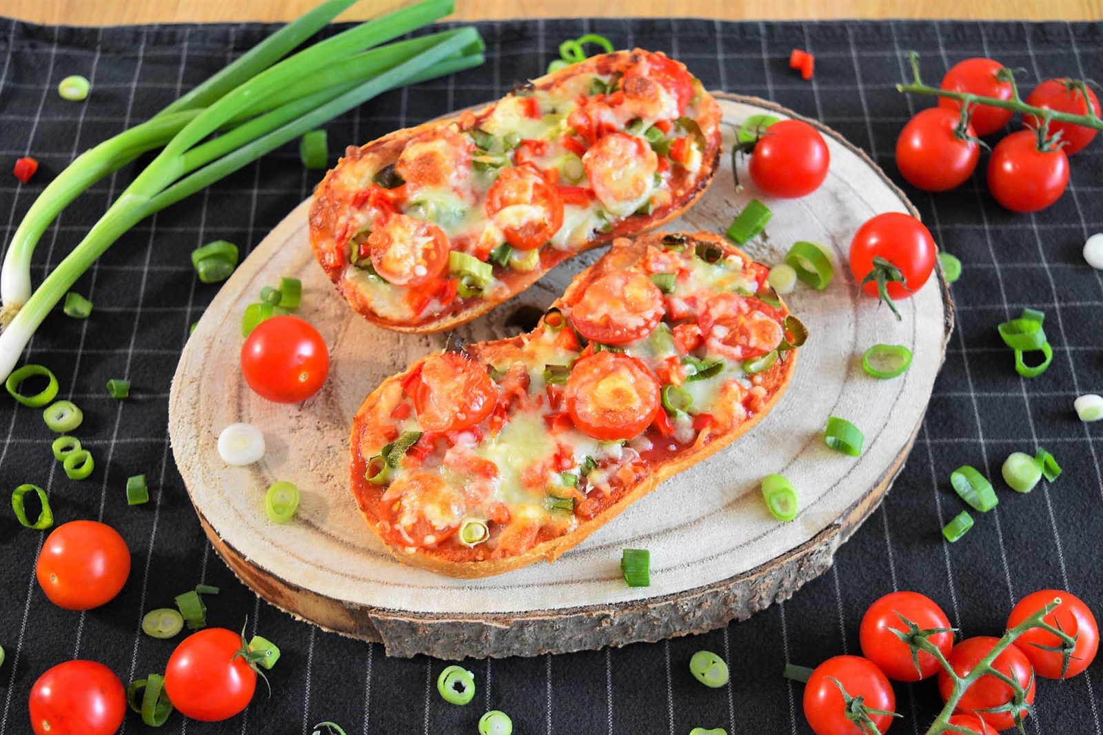 Vegetarische Pizzabrötchen mit frischem Gemüse-Rezept-ballesworld