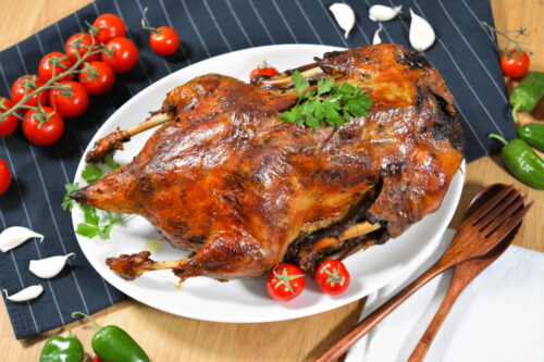 Mit Reis gefüllte Ente