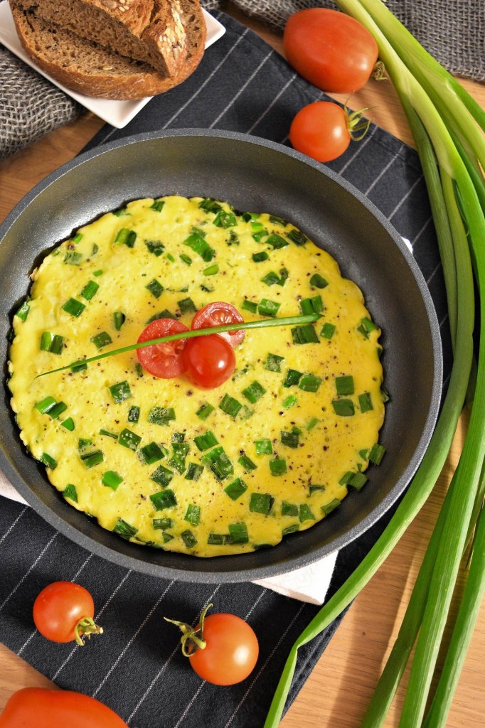 Omelett mit Lauchzwiebelgrün -Frühstück-ballesorld