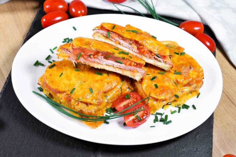 Überbackener Toast mit Tomaten und Käse