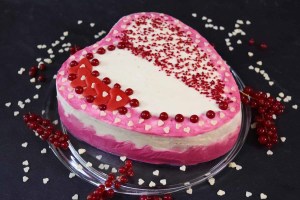 Den Kuchen dekorieHerzkuchen für die Liebstenren-ballesworld