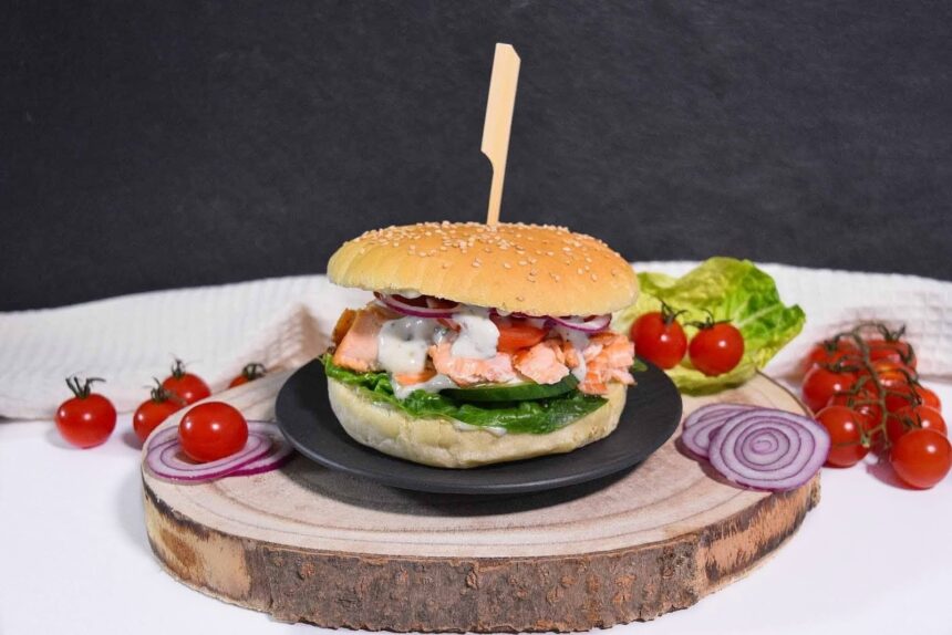 Pulled Lachs Burger mit Limettensoße-Rezept-ballesworld