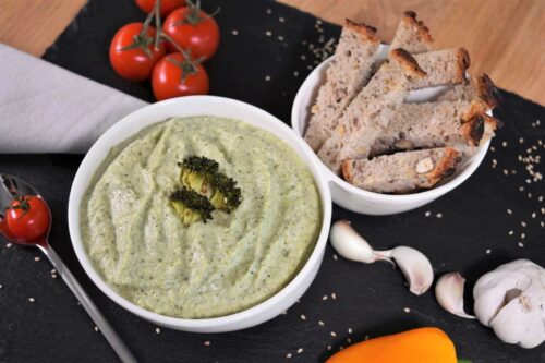 Brokkoli–Dip mit Sesam-Anrichten-ballesworld