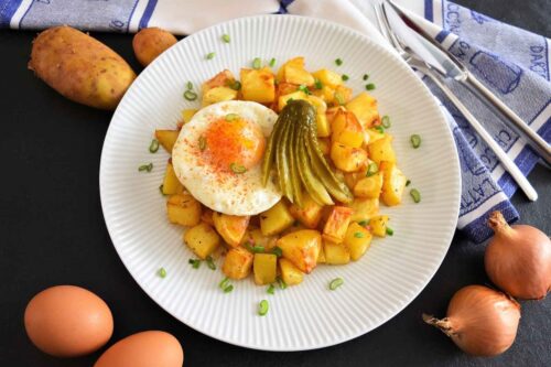Bratkartoffeln mit Spiegelei und Gewürzgurke-Anrichten-ballesworld