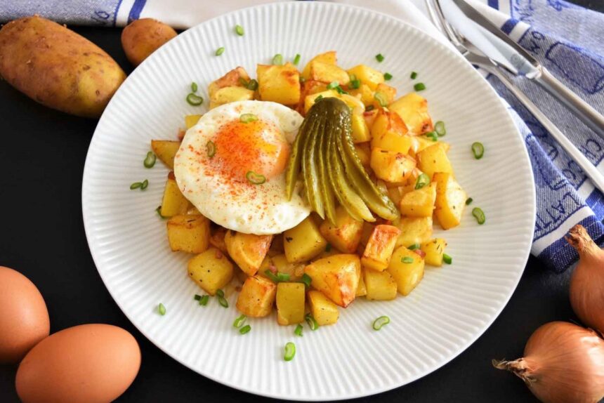 Bratkartoffeln mit Spiegelei und Gewürzgurke-Rezept-ballesworld