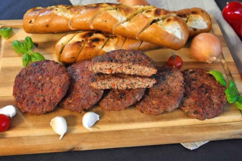 Pleskavica–mazedonische Hacksteaks vom Grill-Anrichten-ballesworld