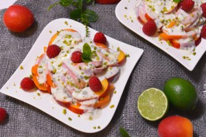 Aprikosen Nektarinen Salat mit Joghurtdressing-Anrichten-ballesworld