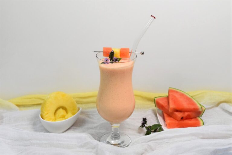 Wassermelonen-Ananas Shake-Anrichten-ballesworld