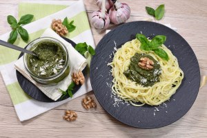 Basilikum-Minze Pesto mit Walnüssen-Anrichten-ballesworld