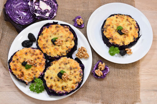 Rotkohl Scheiben mit Käse-Pflaumen Topping-Anrichten-ballesworld